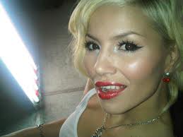 Ука шинэ клипээ дэлгэлээ